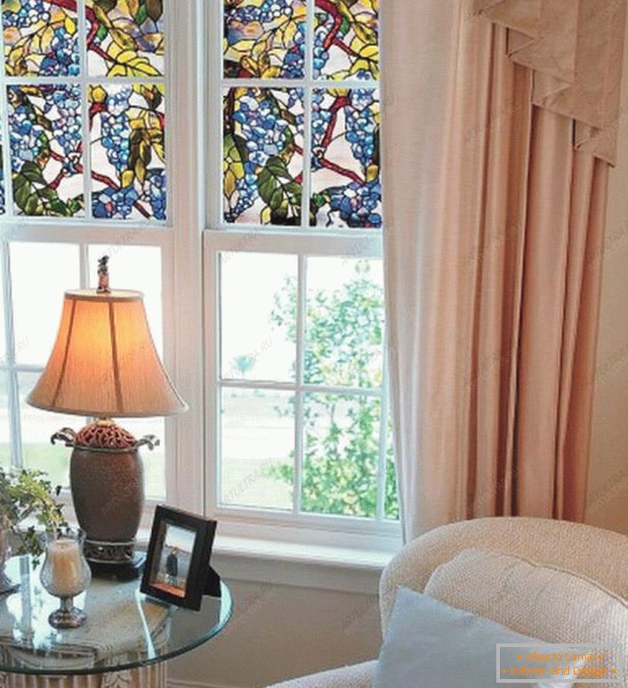 Peliculele din vitralii sunt lipite pe jumătatea ferestrei. O modalitate excelentă de a vă proteja de lumina soarelui excesivă. 
