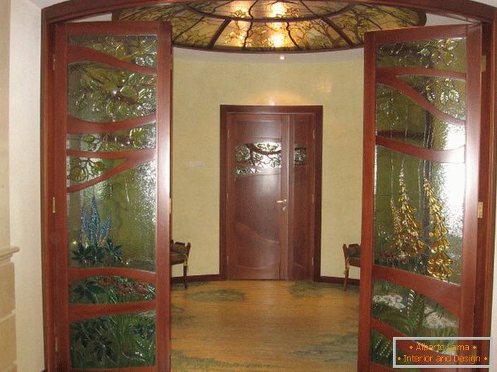 Tavanul vitraliu este în armonie cu designul ușilor cu inserții de sticlă. 