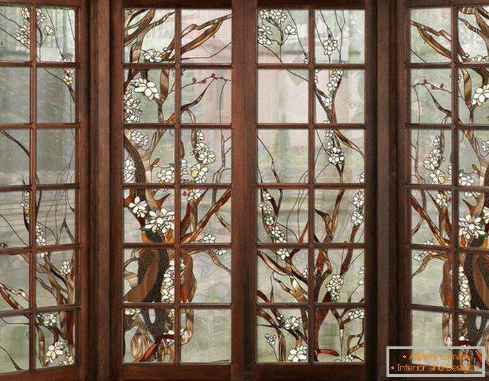 Ferestrele din cadrul din lemn de culoare închisă sunt decorate cu vitralii. Figura necomplicată potrivită pentru designul interior în stilul țării sau modern.