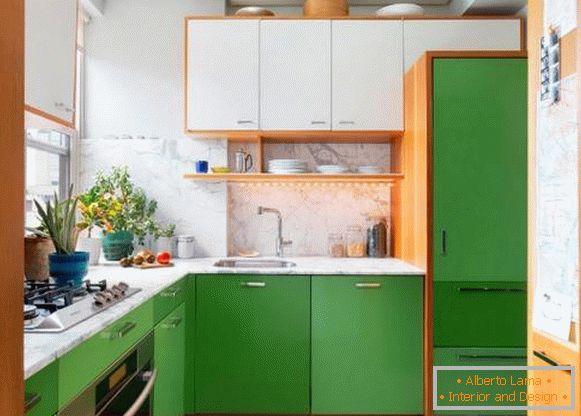 O bucătărie mică, în tonuri albe și verzi