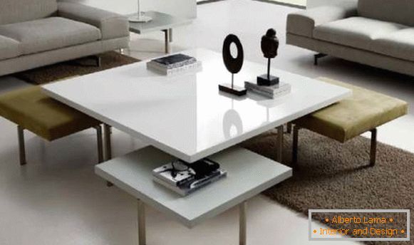 Un set de mobilier: o masă și scaune