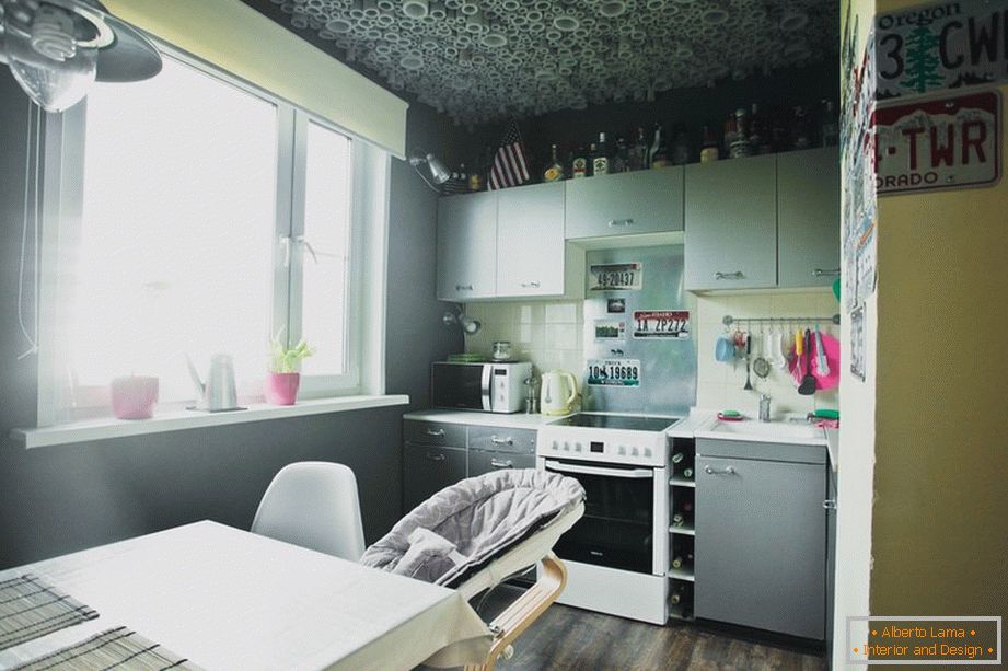 Bucătărie confortabilă mică, în culoarea gri