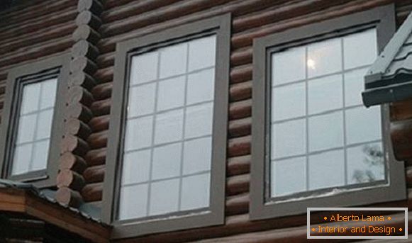 Frumos tapițerie pentru ferestre într-o casă din lemn, fotografie 10