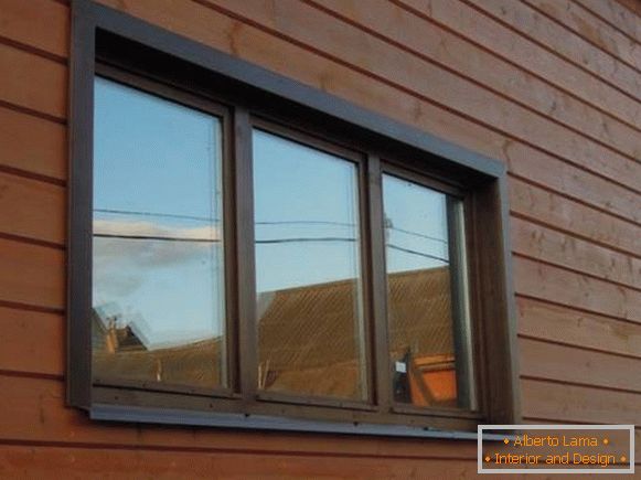 Plăci pentru ferestre într-o casă din lemn, fotografie 12