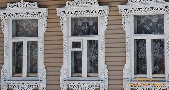 Clysters pe ferestrele din casa casei din lemn, fotografie 13