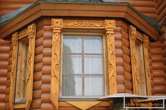 Plăci sculptate pentru ferestre într-o casă din lemn, fotografie 14