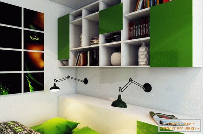 Rafturile de cărți din dormitorul unui mic apartament studio din Rusia
