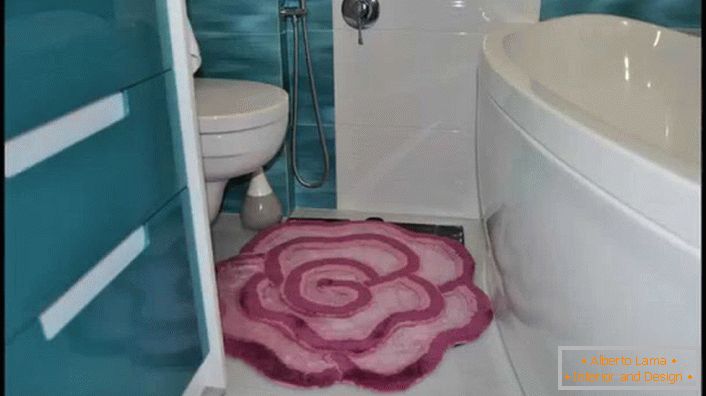 Covor în formă de trandafir roz moale pentru o baie mică. 