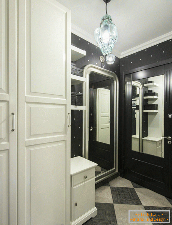 Sala de intrare în alb și negru