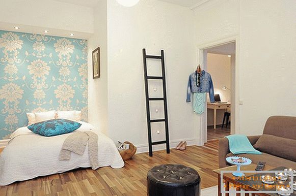 Dormitorul unui apartament mic din Suedia