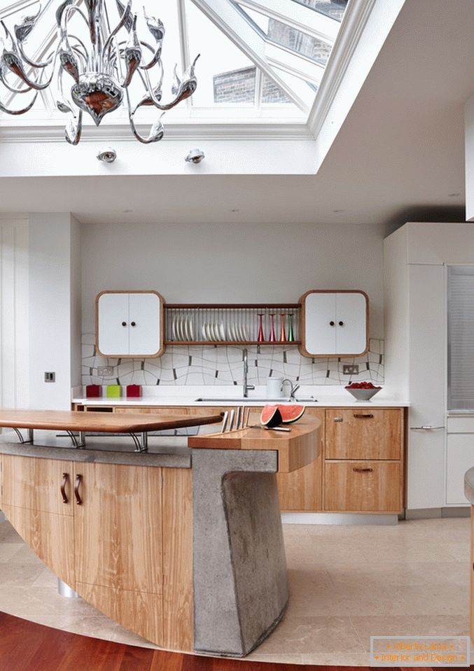 Interior de bucătărie cu mobilier din lemn