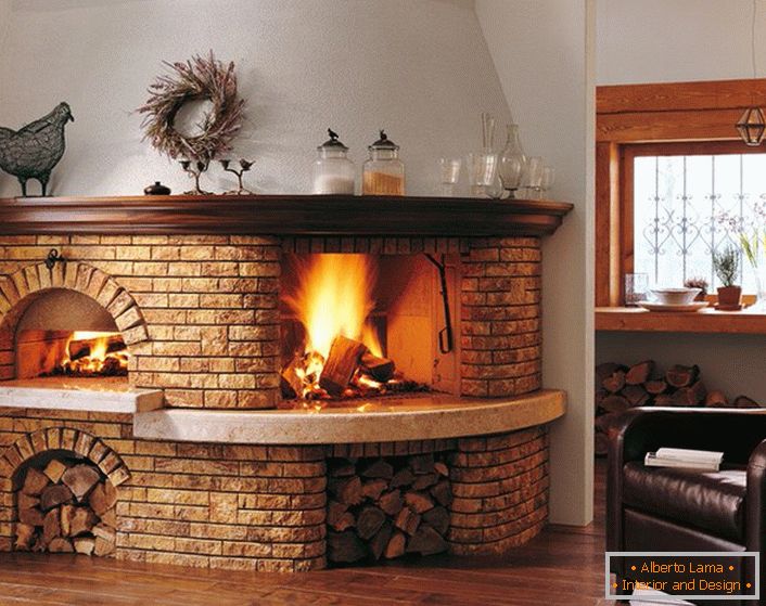 Cuptorul din cărămidă este prevăzut cu compartimente de depozitare pentru lemn de foc. O soluție de design interesantă pentru holul unei case sau al unei săli.