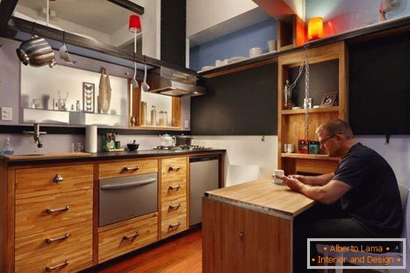 Interiorul bucătăriei într-un apartament cu trei nivele