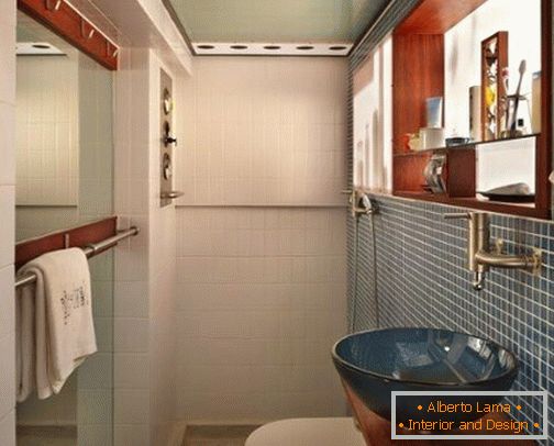 Sală de duș într-un apartament cu trei nivele