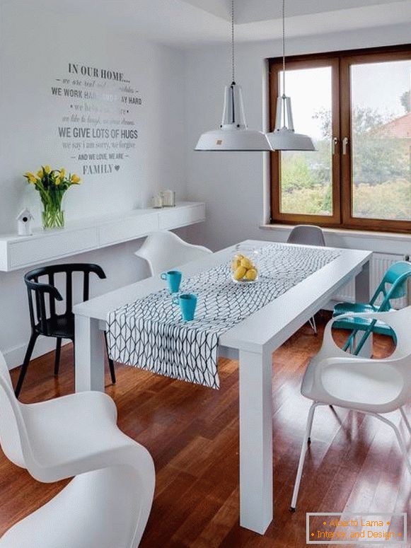 Masă de masă albă și scaune multicolore