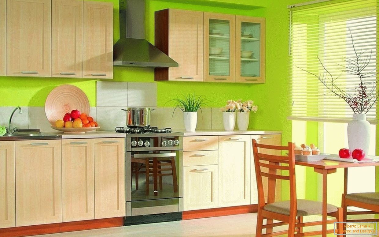 Designul luminoase al bucătăriei cu tapetul verde