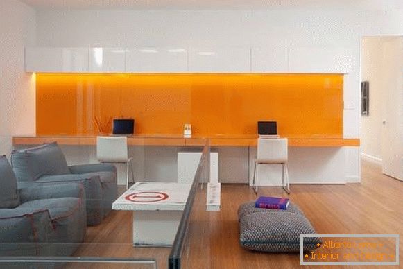 home-office-cu-elemente-portocaliu