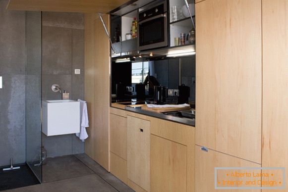 Bucătărie și toaletă a unui mic studio din Barcelona