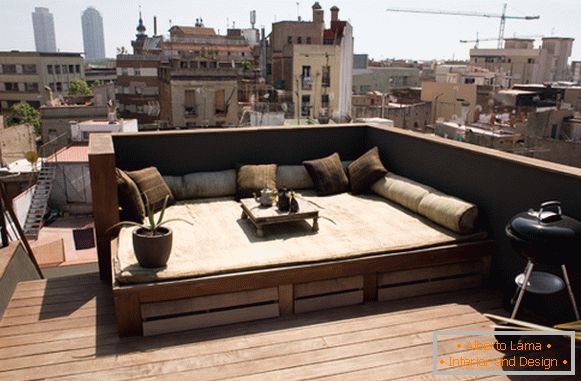 Patio pe balconul unui mic studio din Barcelona