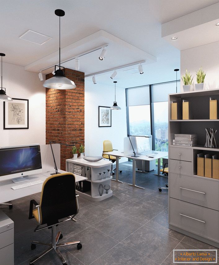 Bright birou în stil loft cu iluminat selectat în mod corespunzător.