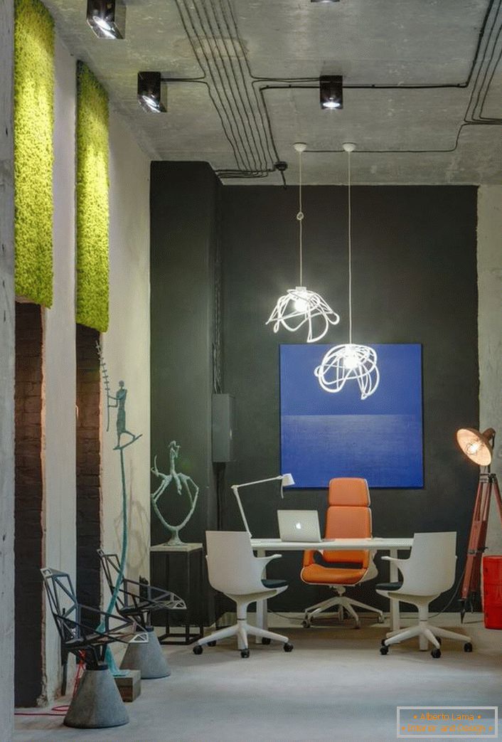 O soluție de proiectare conceptuală pentru un birou în stil loft. Mobilierul selectat în mod corespunzător, durând camera arata mai mult decât armonios.