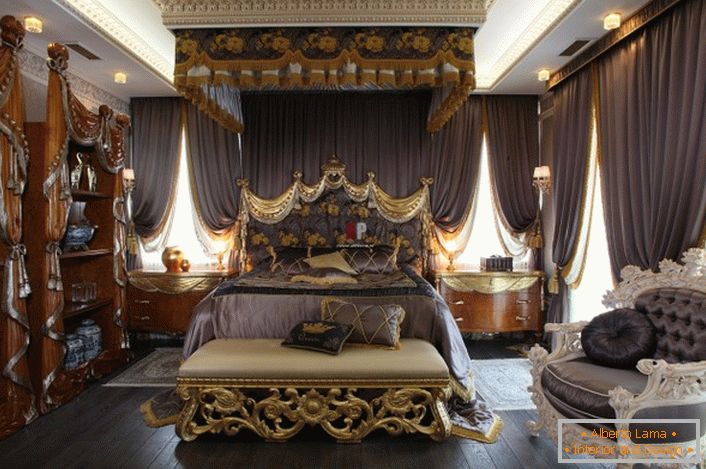 Dormitor lux în stil baroc. În centrul compoziției se află un pat masiv cu capul decorat înalt.