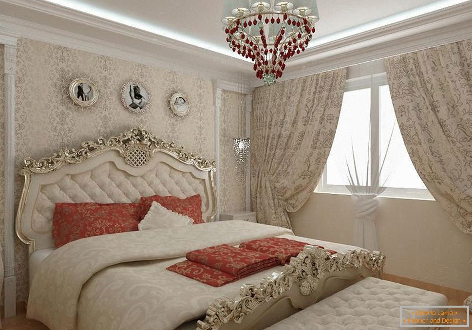 Un dormitor baroc într-un apartament de oraș. Perdele masive, un pat cu spate sculptate din lemn și un candelabru