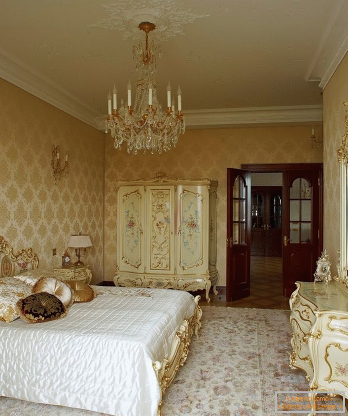 Candelabrul și tavanul elegant cu stuc combină armonios cu mobilierul din lemn în culori de aur. 