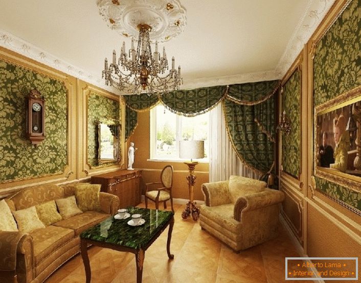 Camera de oaspeți în culori bej și verde în stil baroc.