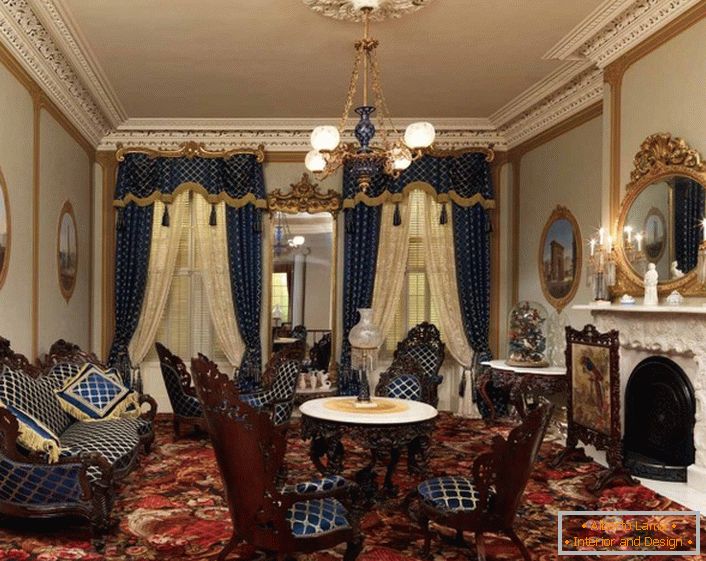 Un exemplu excelent de alegere a mobilierului pentru camera de zi în stil baroc.