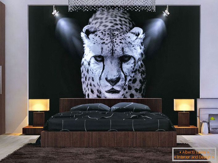 O bună soluție de design pentru dormitor. Un panou iluminat cu un leopard în mijlocul compoziției globale.