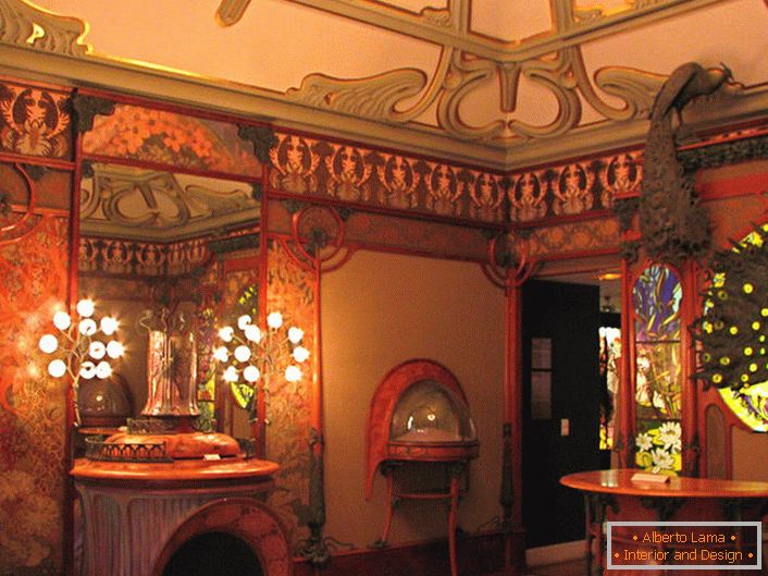Sala în stil Art Nouveau cu lumină slabă.