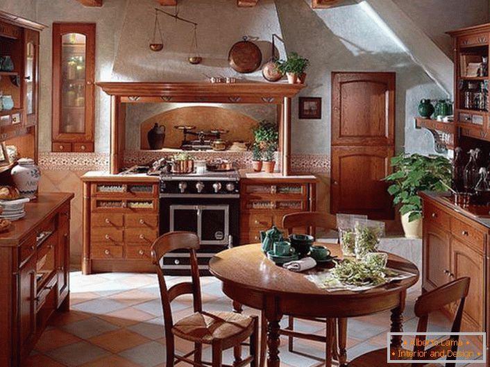 Mâncăruri clasice din țară cu mobilier alese în mod corespunzător. Decorarea armonioasă a spațiului de bucătărie a reprezentat flori verzi în vase de lut de diferite dimensiuni.