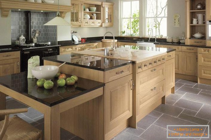 Bucătărie elegantă în stilul țării. Camerele de țară moderne sunt bucătării confortabile și funcționale, cu mobilier ample din lemn.