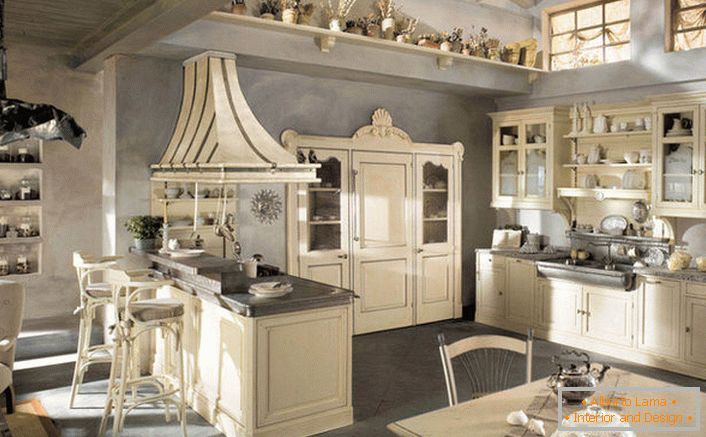 O bucătărie spațioasă în stilul țării, în casa unui spaniol bogat.