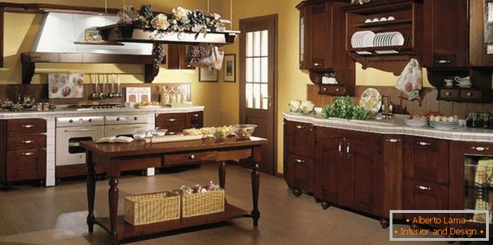Exemplul corect de decorare a bucătăriei în stilul țării. Coșuri de răchită, flori, ciorchini decorative de struguri - creați o atmosferă de bucurie în bucătărie.