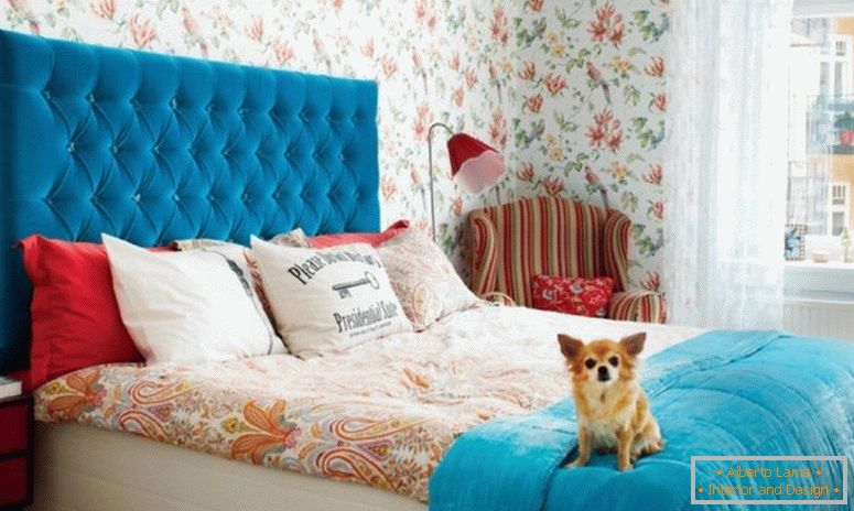 dormitor-cu-floral-wallpapered