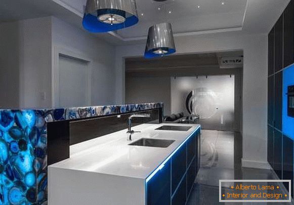 Interiorul bucătăriei ultra-modern cu o insulă într-o casă privată