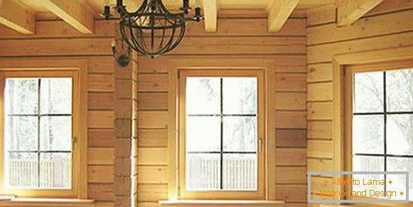 ferestre într-o casă din lemn
