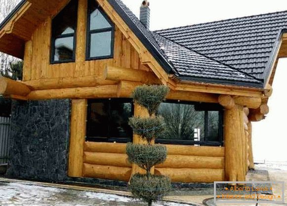 ferestre PVC într-o casă din lemn
