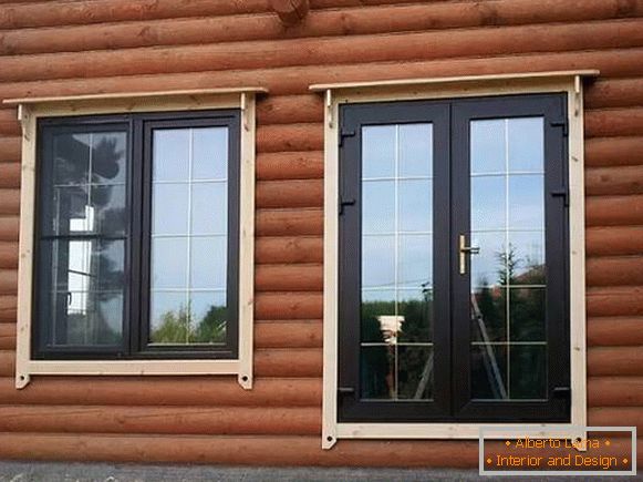 ferestre într-o casă din lemn