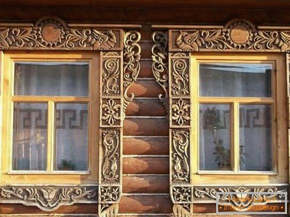 пластиковые ferestre într-o casă din lemn