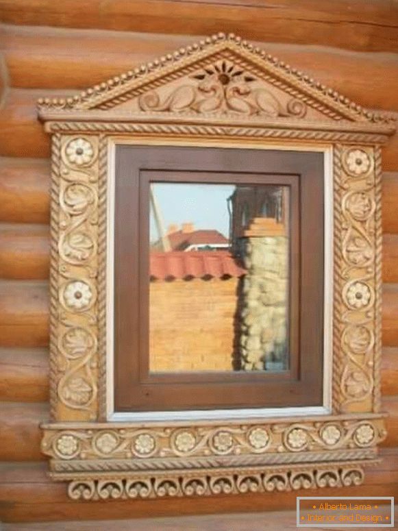 наличники на ferestre într-o casă din lemn