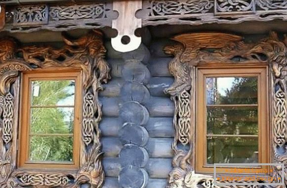 наличники на ferestre într-o casă din lemn