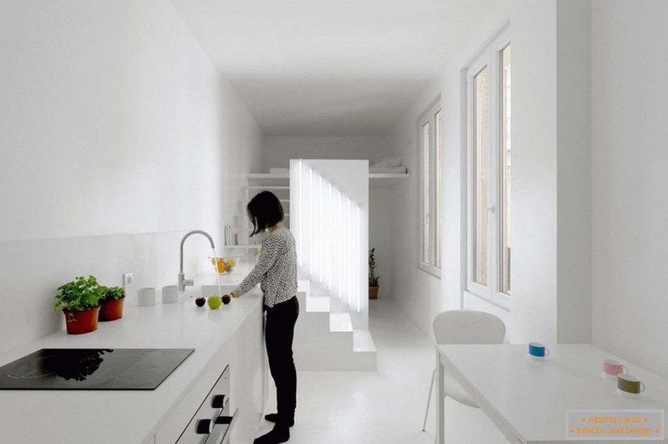 Apartament de două dormitoare în culoare albă