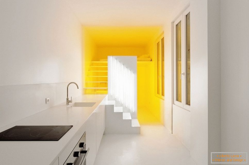 Luminarea galbenă într-un apartament alb