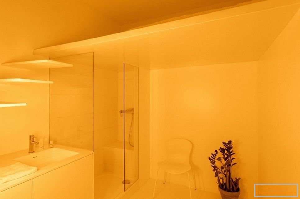 Iluminarea galbenă în baie