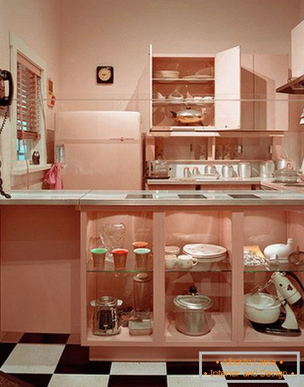 Interiorul unei bucătării mici, în culori strălucitoare