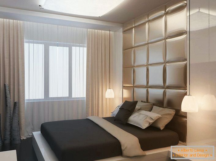 Proiect de design al unui dormitor într-un apartament cu o clădire obișnuită înaltă, lângă Moscova.