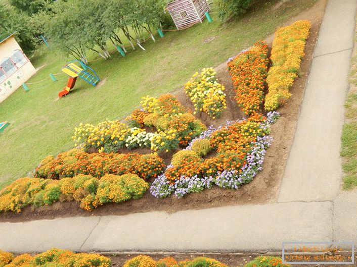 Modularul grădină de flori, sub forma unui soare radiant, arată armonios pe locul de joacă.